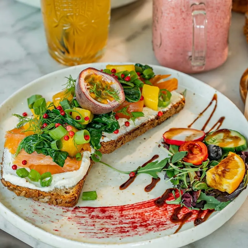 Beitrag aus dem Sorella Instagram: Avocadobrot mit Mango und Kräutern