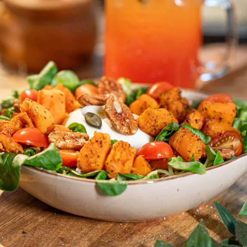 Bowl mit geröstetem Kürbis, Walnüssen und frischem Salat