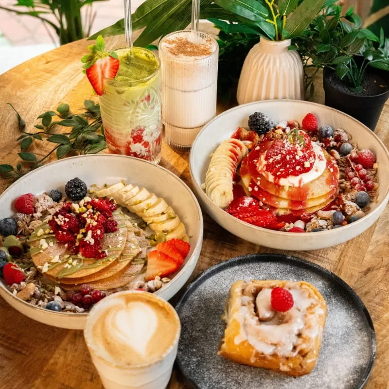 Beitrag aus dem Sorella Instagram: Frühstückstafel mit Obst und Bowls