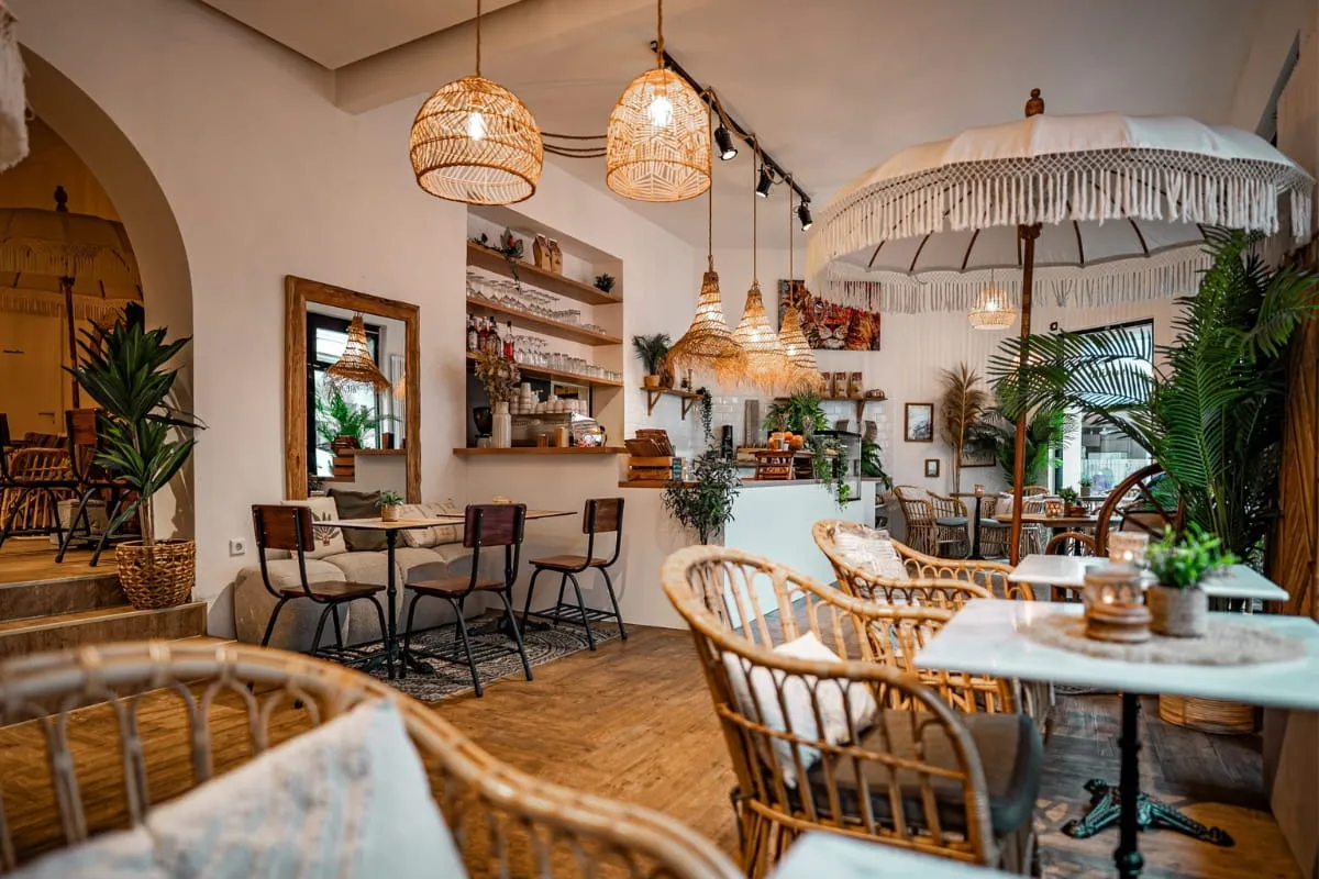 Theke im Sorella Buer mit Kuchenauslage